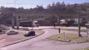 Passarela desaba após ser atingida por caminhão e dois morrem em SP; VEJA VÍDEO!