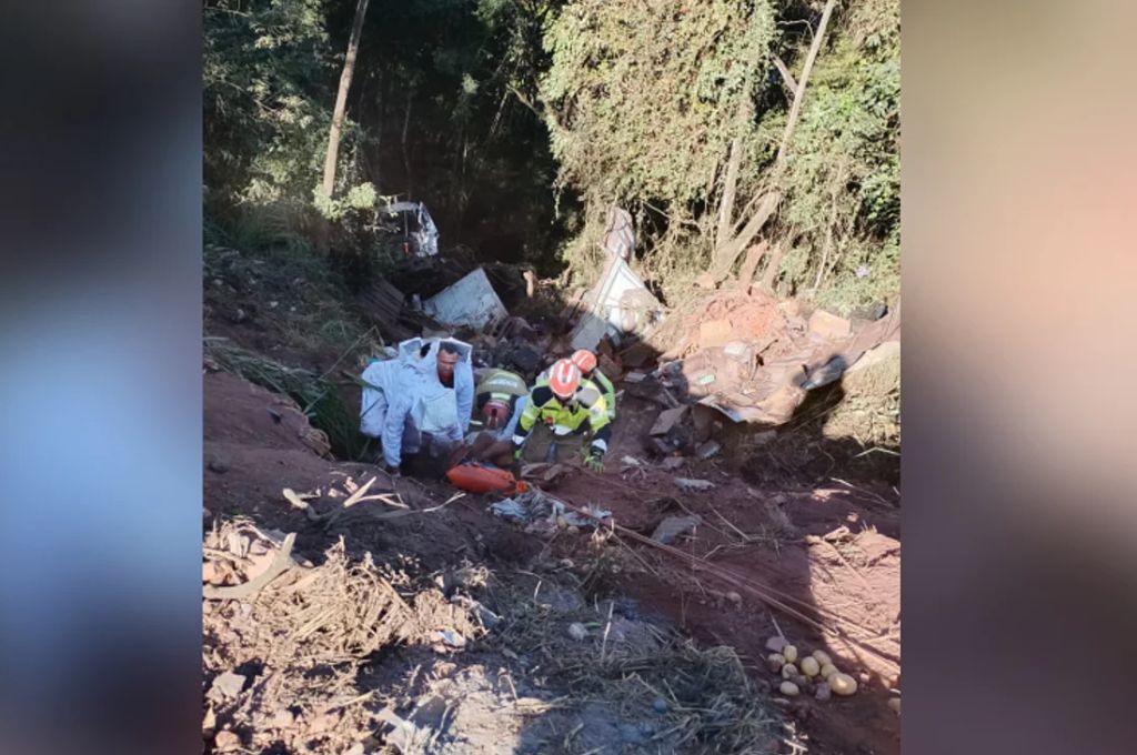 VÍDEO: Caminhão cai em ribanceira e motorista fica ferido em Itabirito