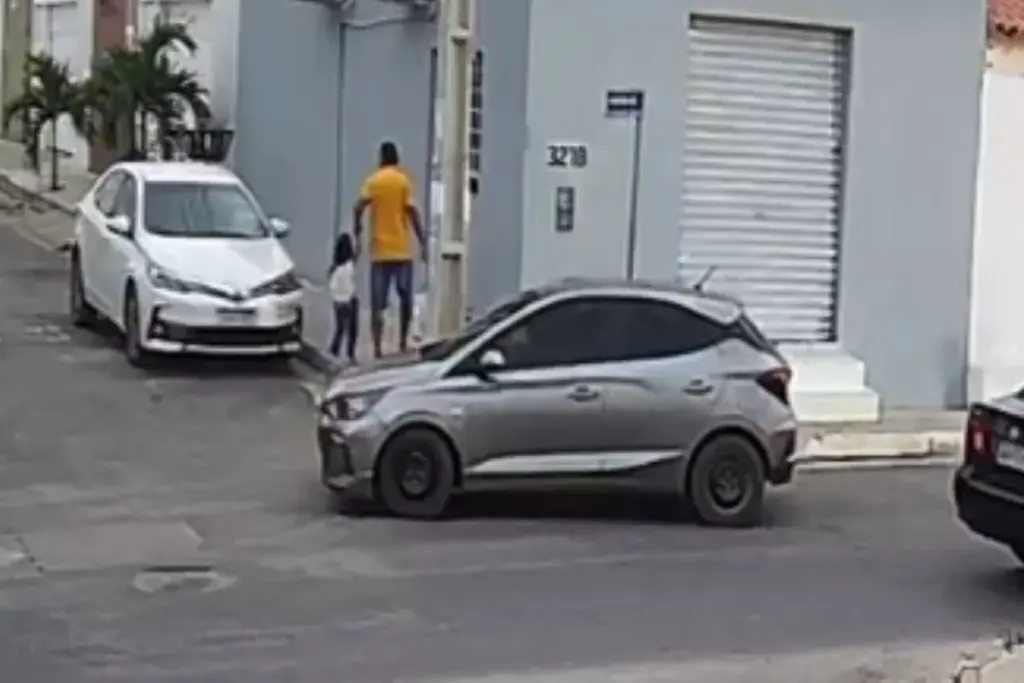 VÍDEO: Homem é morto a tiros ao levar criança para escola em Pernambuco