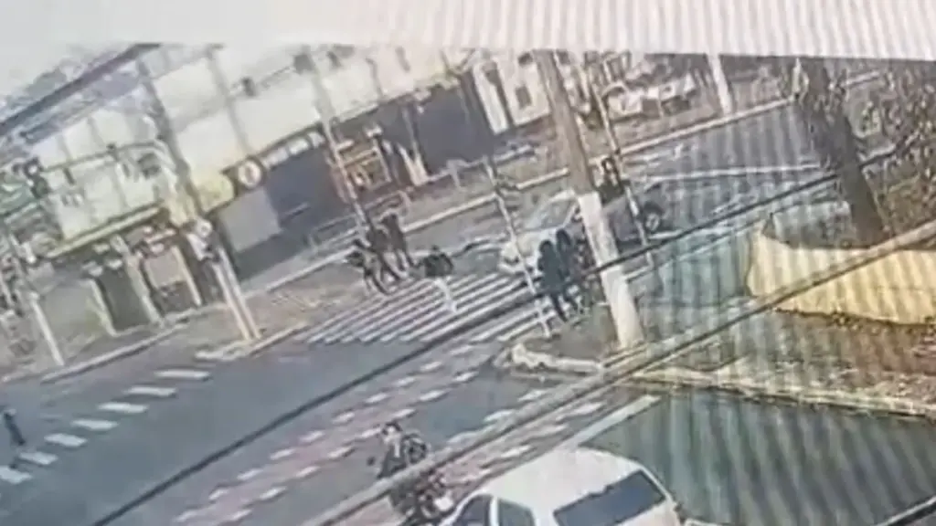 Homem morre ao ser atropelado atravessando faixa de pedestres em SP; VEJA VÍDEO!