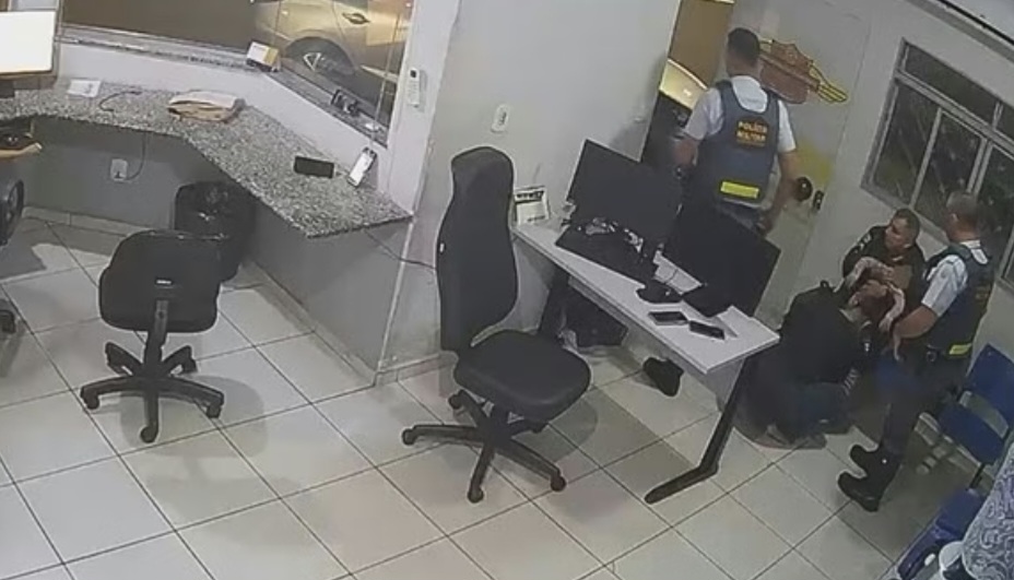 VÍDEO: PM salva bebê de dois anos que estava engasgado