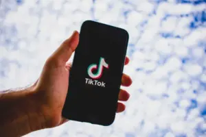 TikTok avalia permitir envio de dinheiro por mensagens diretas