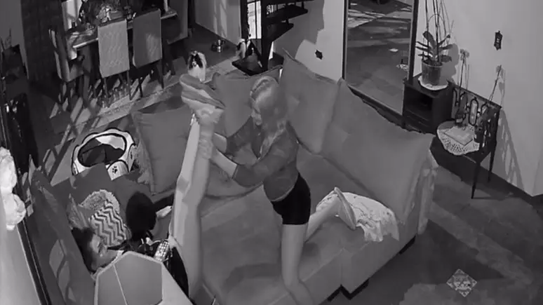 Luiza Ambiel desmaia em casa e é socorrida pela filha; assista ao vídeo