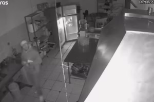Homem invade restaurante, furta carnes e come queijo durante o crime na Grande Curitiba