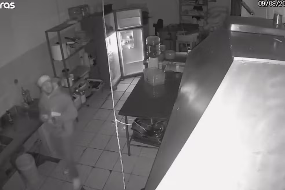 Homem invade restaurante, furta carnes e come queijo durante o crime na Grande Curitiba