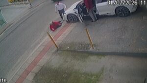 Idosa é empurrada após chutar carro parado em calçada em SC; VEJA VÍDEO!
