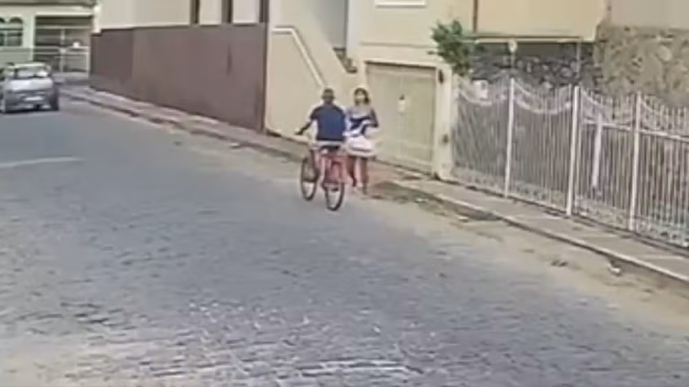 Idoso morre após ser esfaqueado por mulher enquanto andava de bicicleta; veja vídeo