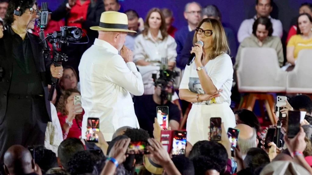 Janja interrompe Lula durante discurso e corrige fala sobre gravidez na adolescência