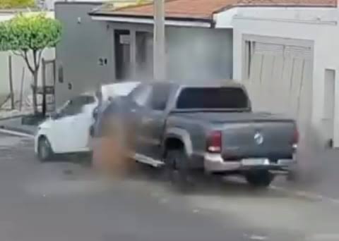 Homem destrói carro estacionado após briga de trânsito; VEJA VÍDEO!