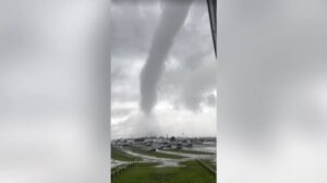 Vídeo mostra momento em que tornado é visto em Long Island, Nova York