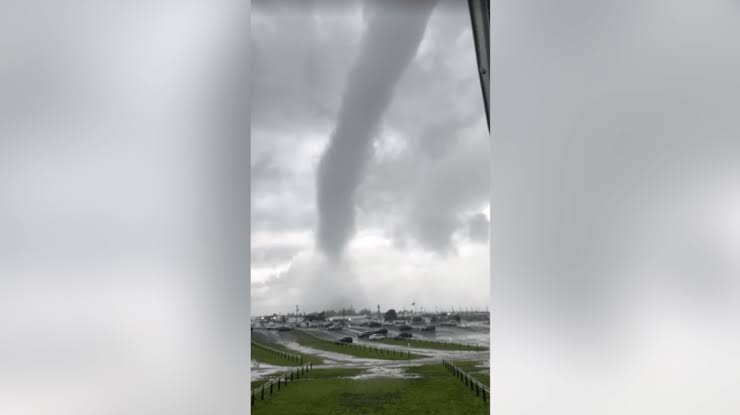 Vídeo mostra momento em que tornado é visto em Long Island, Nova York
