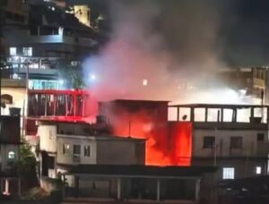 Incêndio atinge lanchonete dentro de rodoviária; veja vídeo