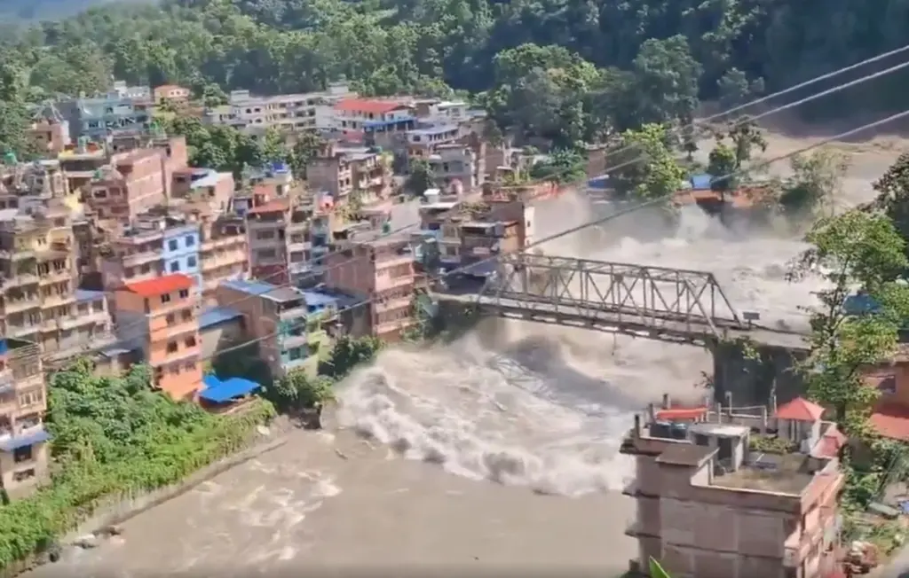 VÍDEO: Mar de lama no Nepal mata ao menos 55 e deixa 384 turistas desaparecidos