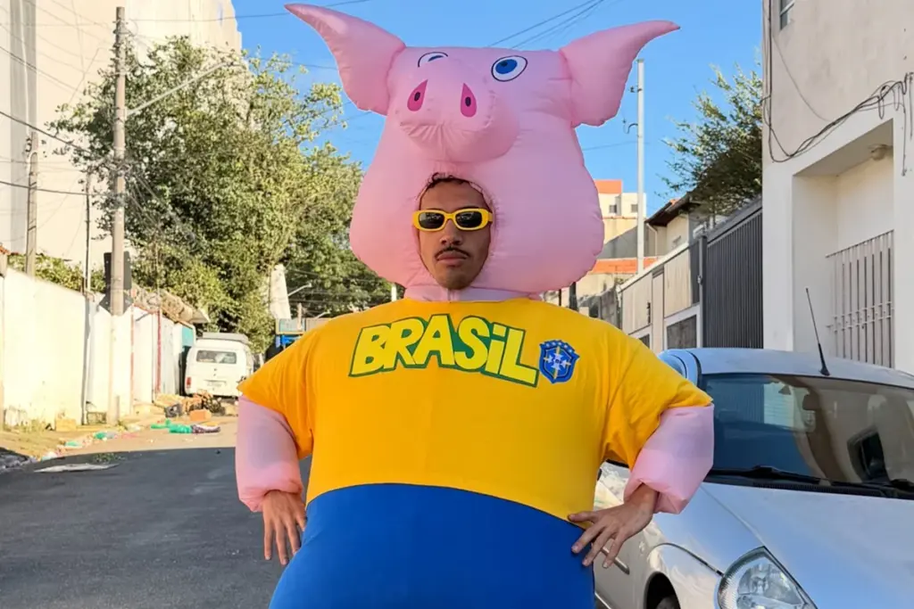 Porquinho da Paulista é agredido durante trabalho nas ruas de SP e desabafa nas redes