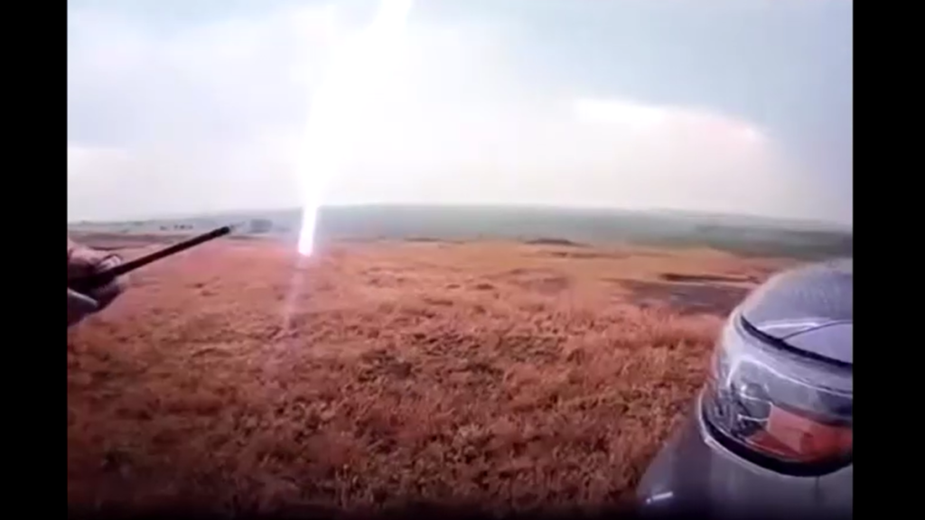 Câmera corporal mostra raio caindo perto de policiais; VEJA VÍDEO!