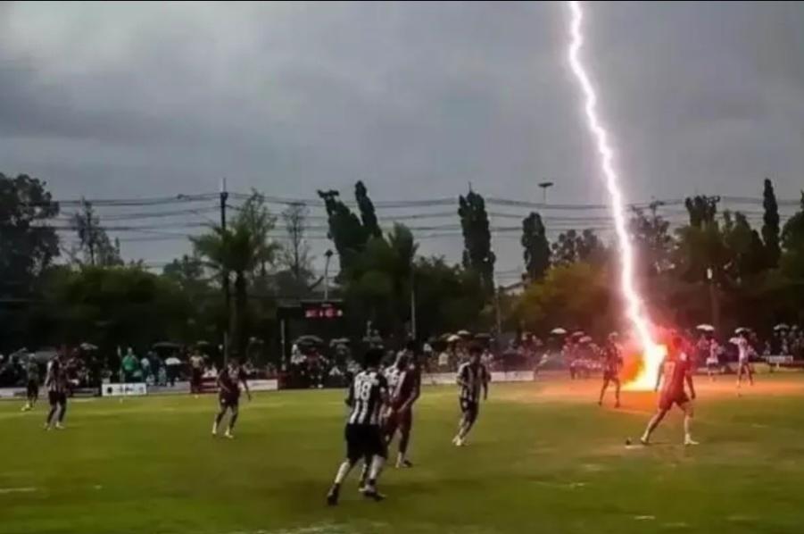 Raio atinge campo durante partida na Tailândia e mata jogador de 24 anos; veja vídeo