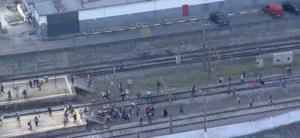 Passageira filma momento em que trem descarrila em SP e passageiros gritam; assista!