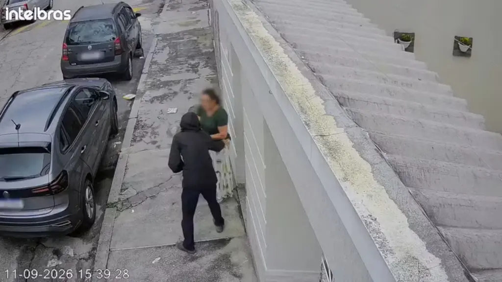 Bandidos rendem mulher e vítima desmaia após entregar chave do carro; VEJA VÍDEO!