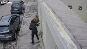 Bandidos rendem mulher e vítima desmaia após entregar chave do carro; VEJA VÍDEO!