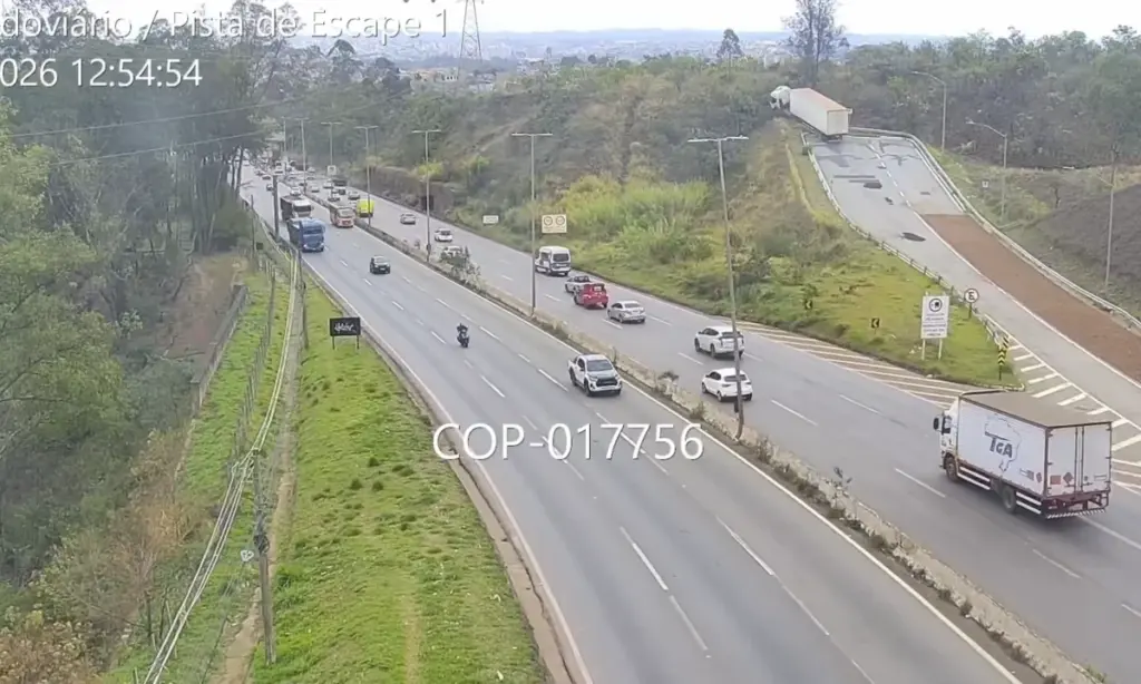 Caminhão perde freio e invade sem controle área de escape no Anel; VEJA VÍDEO!