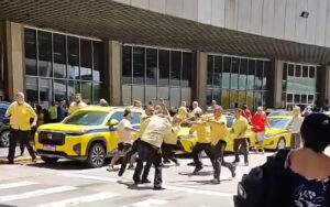 Chutes e socos! Taxistas se envolvem em briga generalizada no RJ; VEJA VÍDEO!