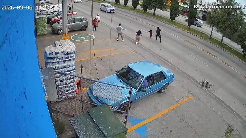 Homem salva criança de ser atropelada em rua movimentada no México; VEJA VÍDEO!