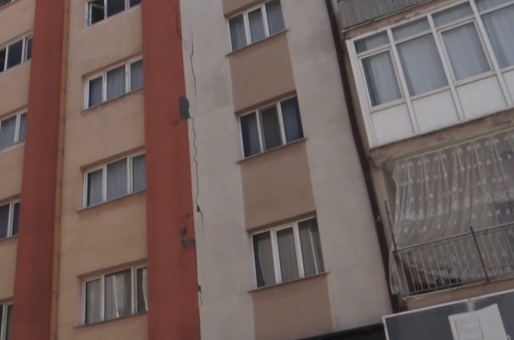 VÍDEO: Menina de 14 anos joga irmão de 12 anos pela janela do quarto andar