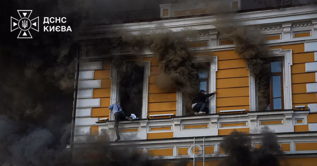 Ucranianos fogem pelas janelas após ataque russo atingir prédio em Kiev; ASSISTA!