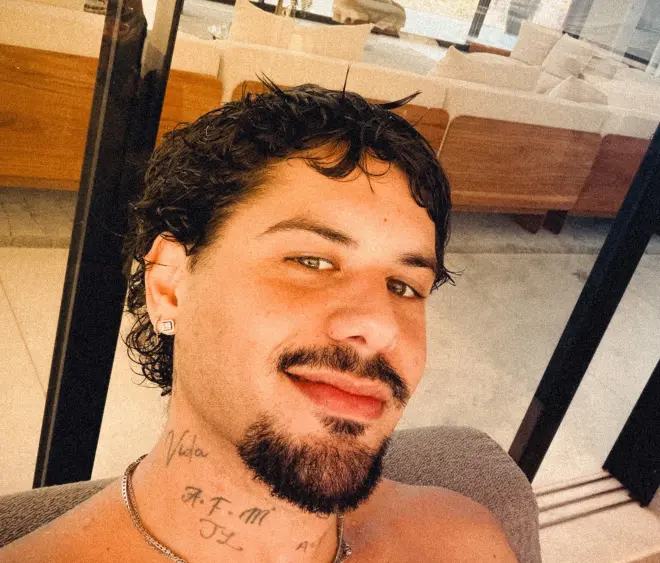 Zé Felipe comete erro ao fazer a barba e surpreende com novo visual; veja