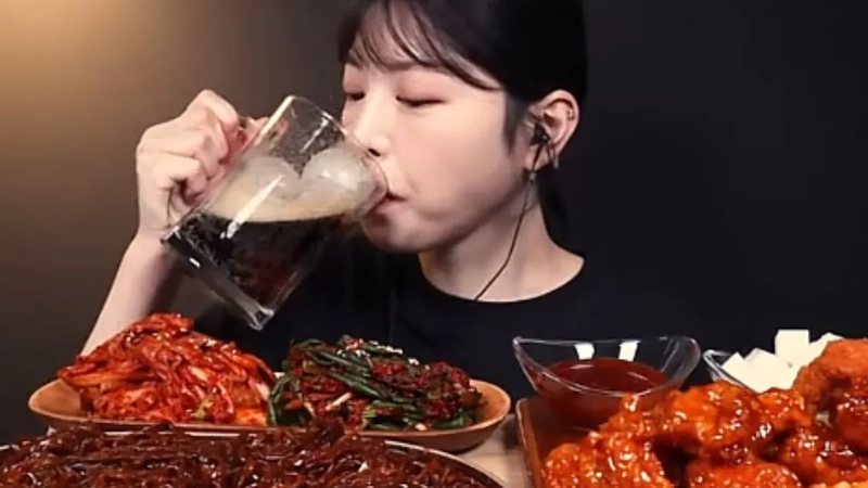 Influenciadora de mukbang morre aos 24 anos