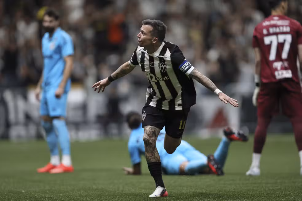 Atlético-MG marca no fim, vê goleiro brilhar e elimina Santos nos pênaltis