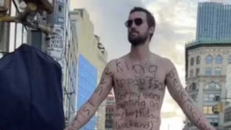 Artista fica nu por três dias em rua de Nova York e leva soco durante performance
