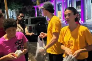 Bruna Marquezine e Shawn Mendes distribuem quentinhas em ação solidária no Rio; veja vídeo