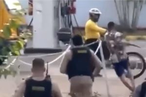 Adolescente foge algemado após ser apreendido pela PM; VEJA VÍDEO!