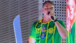 Flávio Bolsonaro defende castração química durante ato de campanha no Recife