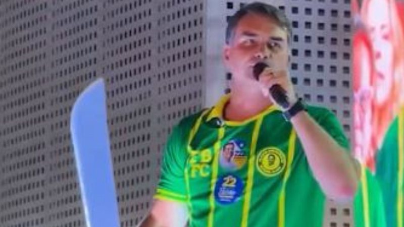 Flávio Bolsonaro defende castração química durante ato de campanha no Recife