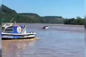 Carro cai de balsa na fronteira entre Brasil e Argentina; veja vídeo!