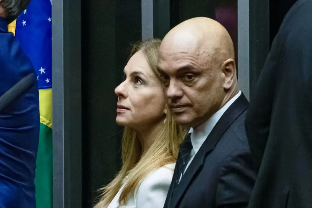 Vídeo mostra Alexandre de Moraes e sua esposa saindo do jatinho de Vorcaro; veja