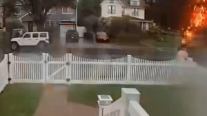 Veja momento em que homem é atingido por raio e sai andando; ASSISTA AO VÍDEO!