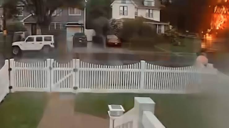 Veja momento em que homem é atingido por raio e sai andando; ASSISTA AO VÍDEO!
