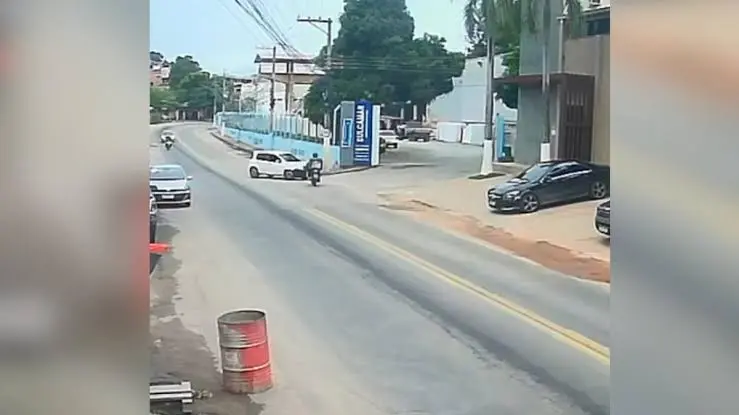Motociclista é arremessado após bater em carro em Cachoeiro; vídeo