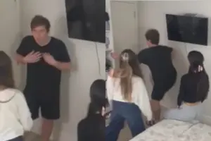 Jovem é surpreendido pelas duas namoradas e tenta fugir após ser confrontado; VEJA VÍDEO