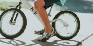 Menino tenta empinar bicicleta, perde o controle e vídeo viraliza na web; ASSISTA!