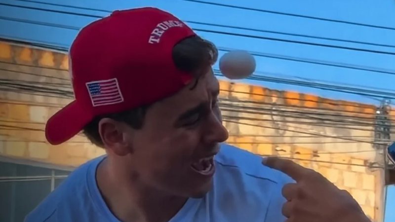 Nikolas Ferreira é atingido por ovo durante ato de campanha em Minas Gerais; veja vídeo