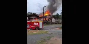 Chamas atingem casa de madeira e mobilizam bombeiros em Joinville; VÍDEO