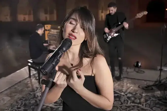 Irã condena cantora a 74 chibatadas por se apresentar sem véu