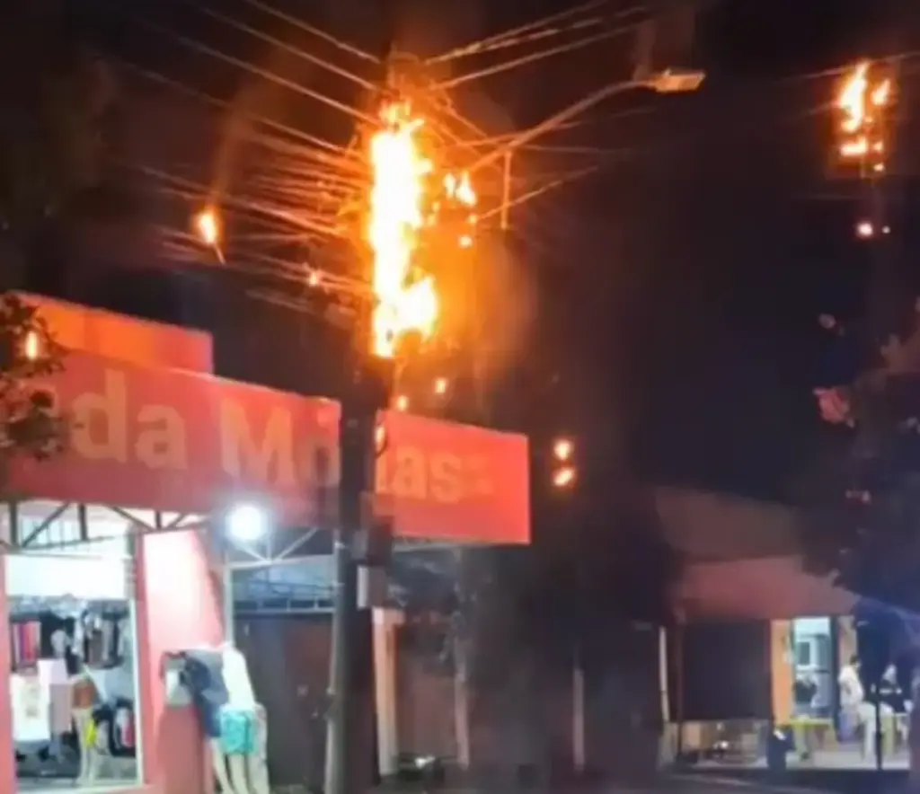 Poste pega fogo em frente a comércio no Jardim Aeroporto; VEJA VÍDEO!