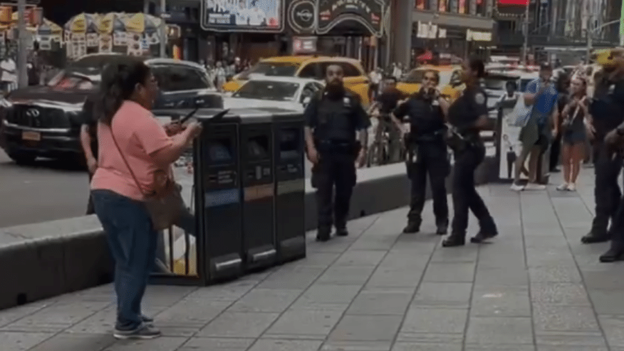 VÍDEO: Mulher que esfaqueou 2 na Times Square é cercada e baleada por policiais em Nova York