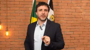 Renan Santos detona Globo após ser deixado de fora de debate presidencial; veja vídeo