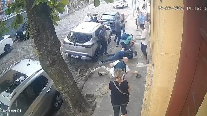 Turista reage a assalto e criminoso dispara durante briga no Rio; veja vídeo